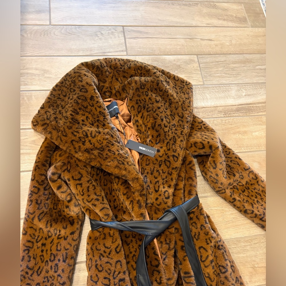 Fashion Nova Night At The Met Faux Fur Coat XS New with tags - Picture 6 of 8